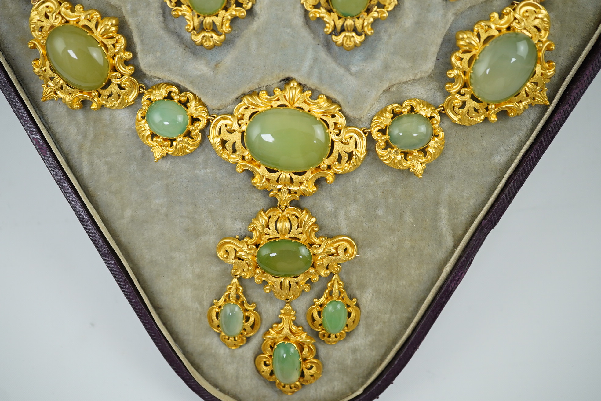 An early Victorian gold and cabochon chrysoprase? cluster set parure